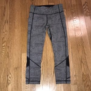 LULULEMON CROPED BLK/WHT PRINTED LEGGING